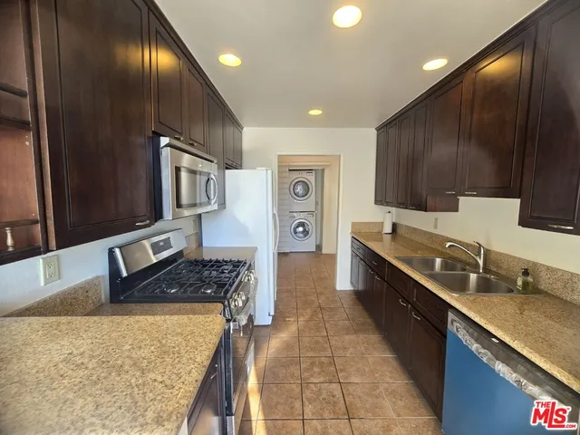 $3,800 | 860 South Lucerne Boulevard, Unit 202, Los Angeles, CA 90005