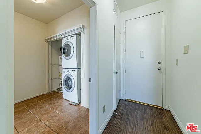 $3,800 | 860 South Lucerne Boulevard, Unit 202, Los Angeles, CA 90005