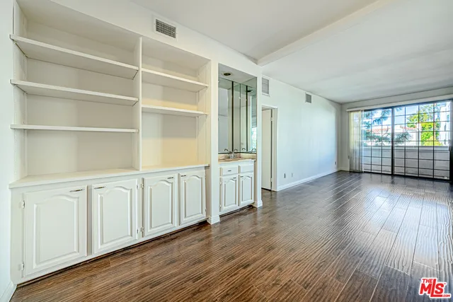 $3,800 | 860 South Lucerne Boulevard, Unit 202, Los Angeles, CA 90005