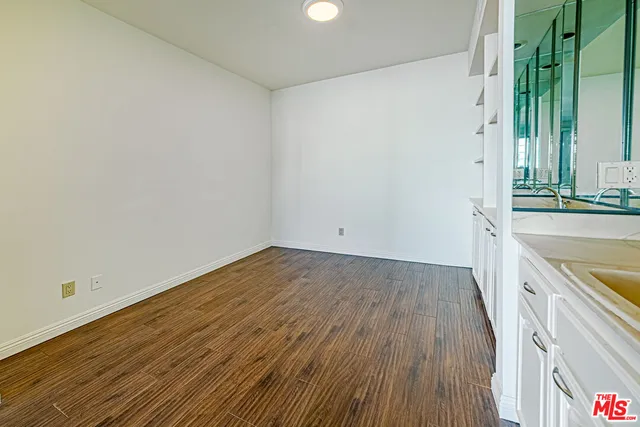 $3,800 | 860 South Lucerne Boulevard, Unit 202, Los Angeles, CA 90005