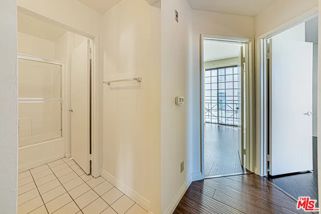 $3,800 | 860 South Lucerne Boulevard, Unit 202, Los Angeles, CA 90005