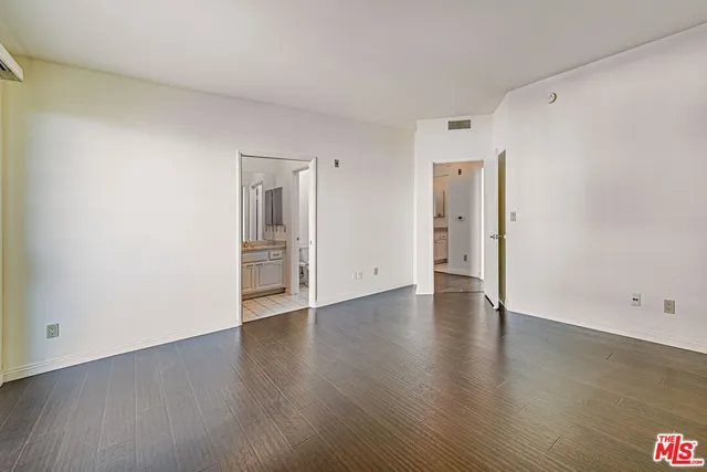 $3,800 | 860 South Lucerne Boulevard, Unit 202, Los Angeles, CA 90005