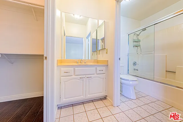 $3,800 | 860 South Lucerne Boulevard, Unit 202, Los Angeles, CA 90005