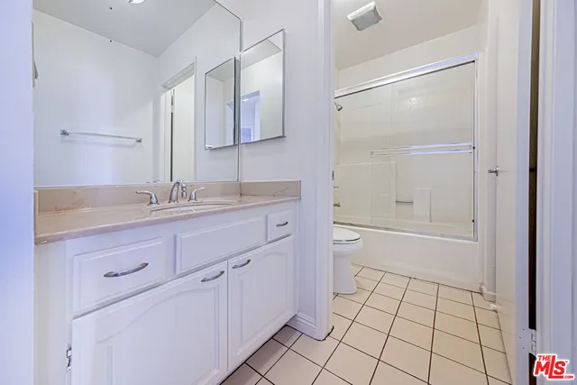 $3,800 | 860 South Lucerne Boulevard, Unit 202, Los Angeles, CA 90005