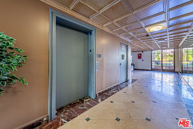 $3,800 | 860 South Lucerne Boulevard, Unit 202, Los Angeles, CA 90005