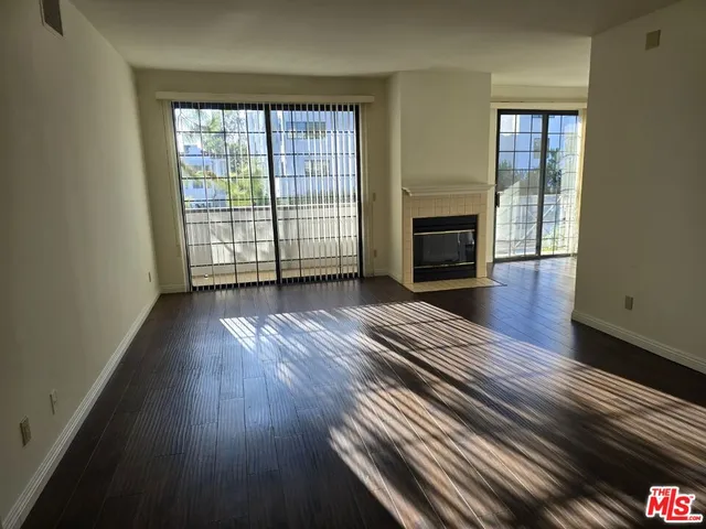 $3,800 | 860 South Lucerne Boulevard, Unit 202, Los Angeles, CA 90005