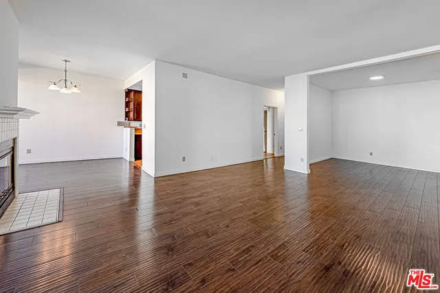 $3,800 | 860 South Lucerne Boulevard, Unit 202, Los Angeles, CA 90005