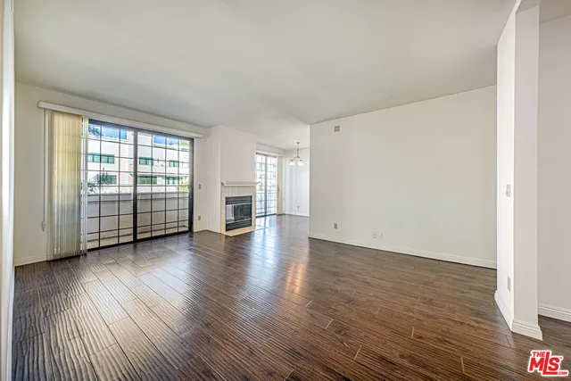 $3,800 | 860 South Lucerne Boulevard, Unit 202, Los Angeles, CA 90005