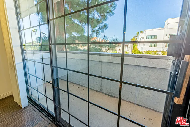 $3,800 | 860 South Lucerne Boulevard, Unit 202, Los Angeles, CA 90005