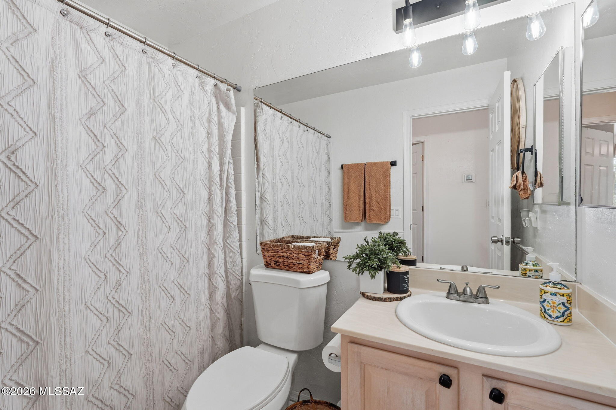 91 Círculo Cortez Rio Rico, AZ 85648 - Photo 27 of 50 Guest Bathroom