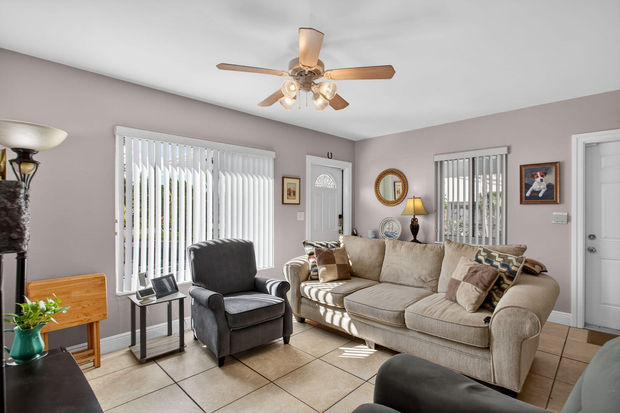 425 Southwest 10th Street Pompano Beach, FL 33060 - Photo 13 of 47 a living room with furniture