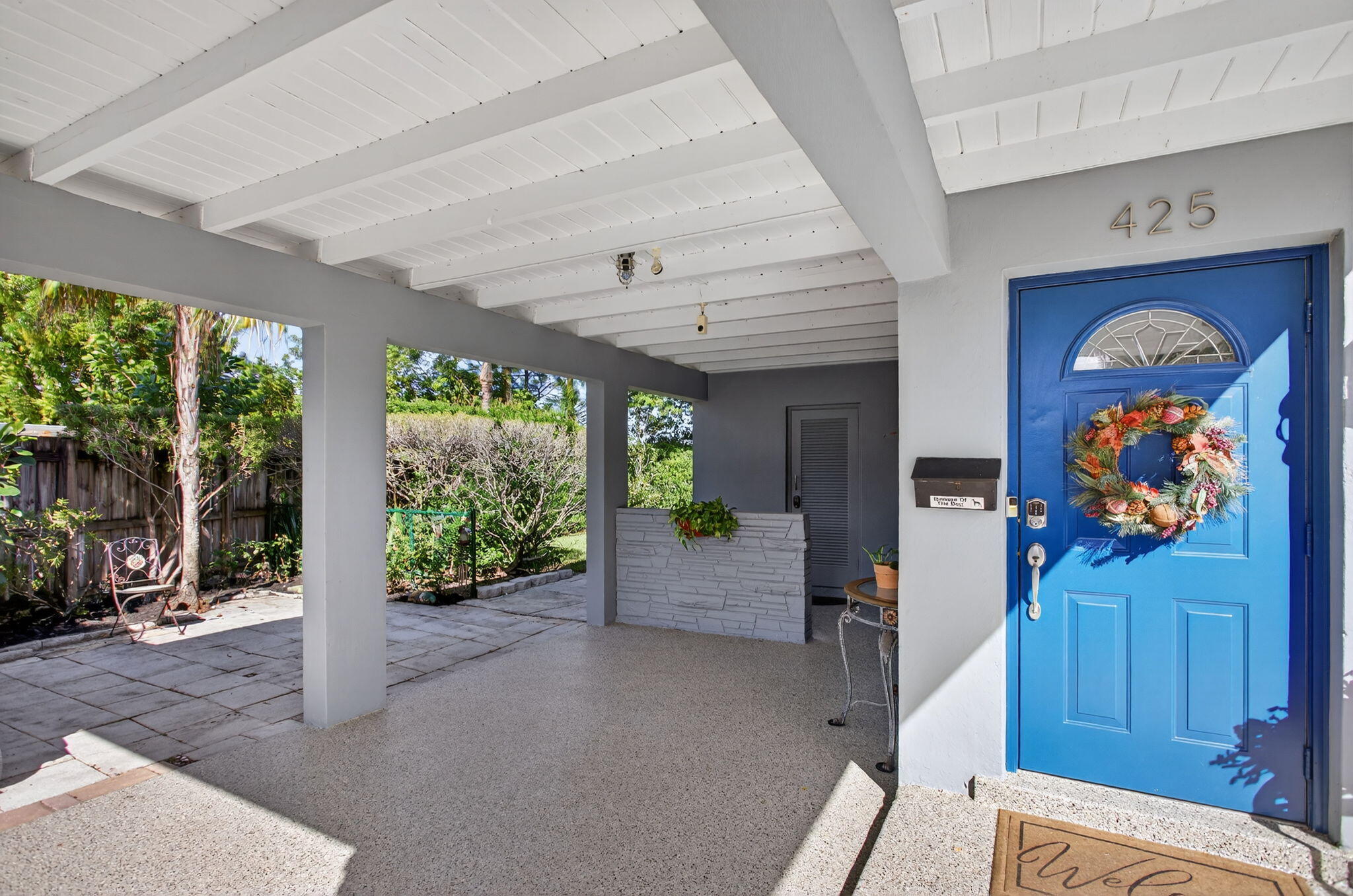 425 Southwest 10th Street Pompano Beach, FL 33060 - Photo 4 of 47 a view of entryway with furniture and garden