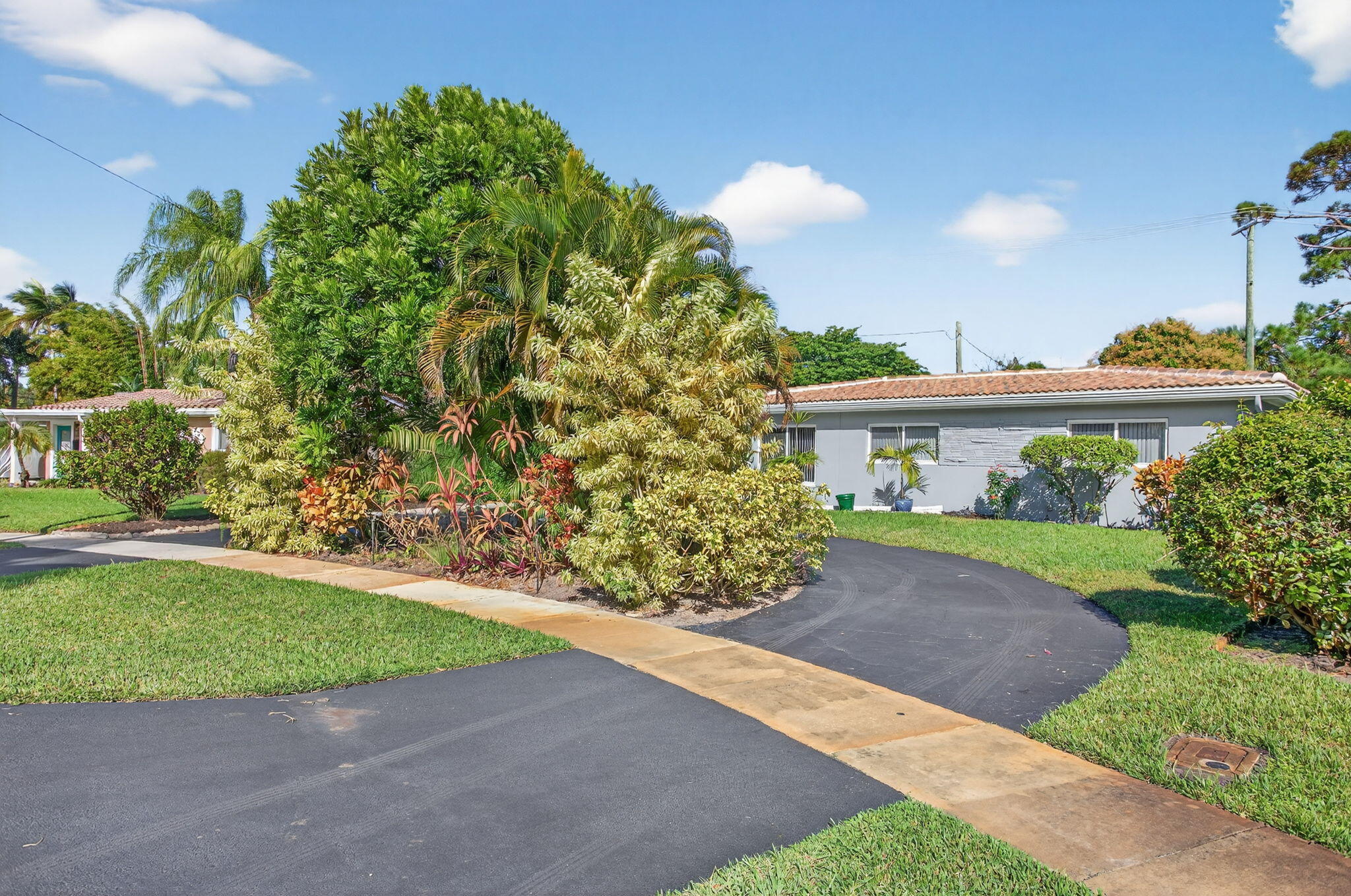 425 Southwest 10th Street Pompano Beach, FL 33060 - Photo 6 of 47 a view of a house with a garden