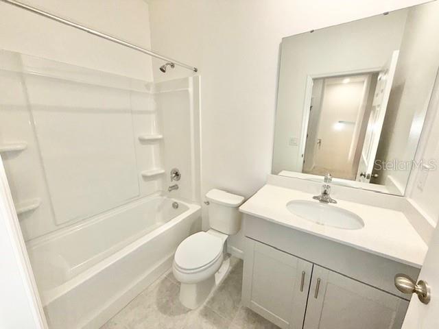 1463 Alston Bay Boulevard Apopka, FL 32703 - Photo 12 of 19 a bathroom with a sink a toilet and a bathtub