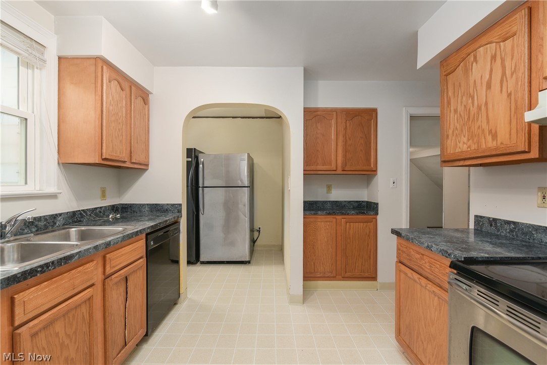 1148 Pennfield Road Cleveland, OH 44121 - Photo 11 of 32