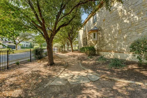 $1,095,000 | 2401 Hunters Green Court, Austin, TX 78732