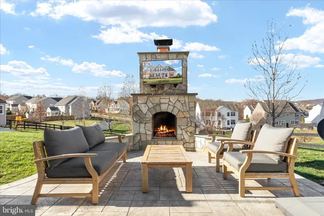 a view of a swimming pool with seating space