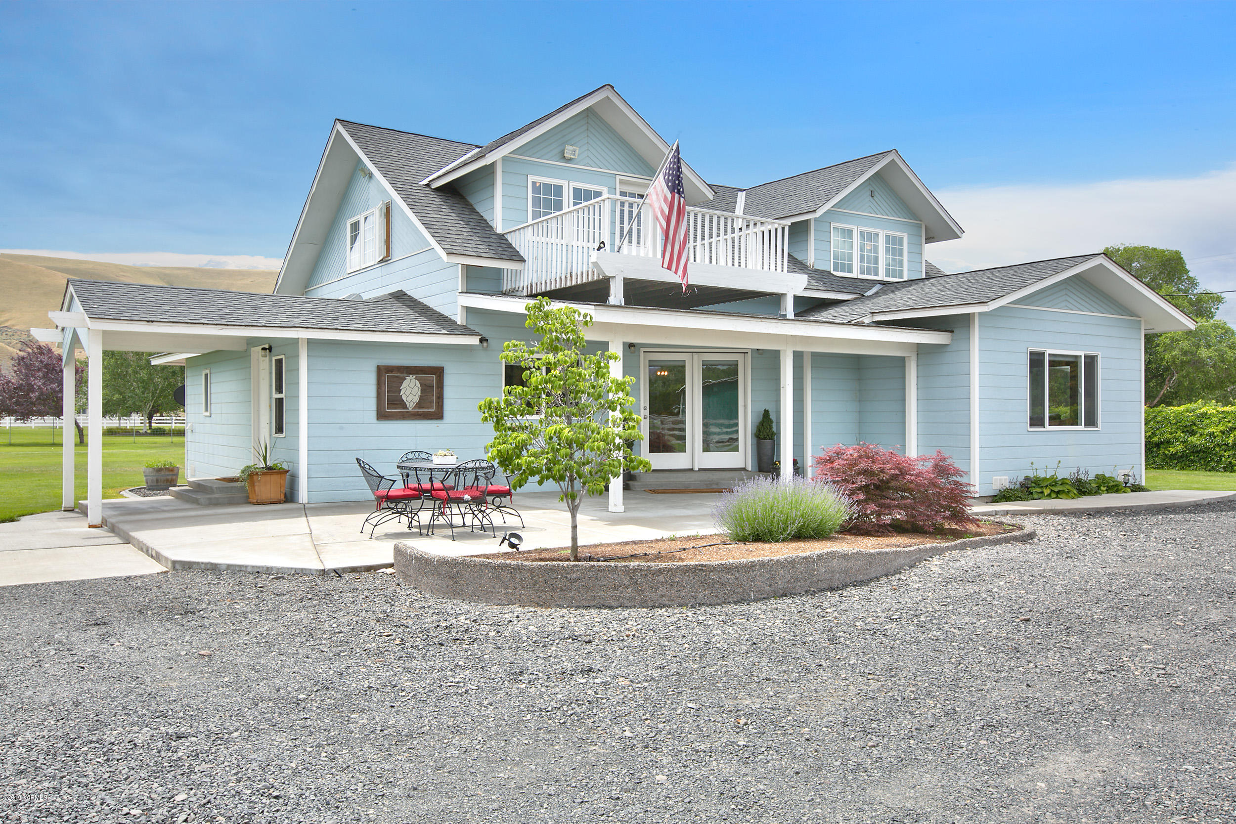 3551 Birchfield Road Moxee, WA 98936 - Photo 1 of 24 a front view of a house with yard and porch