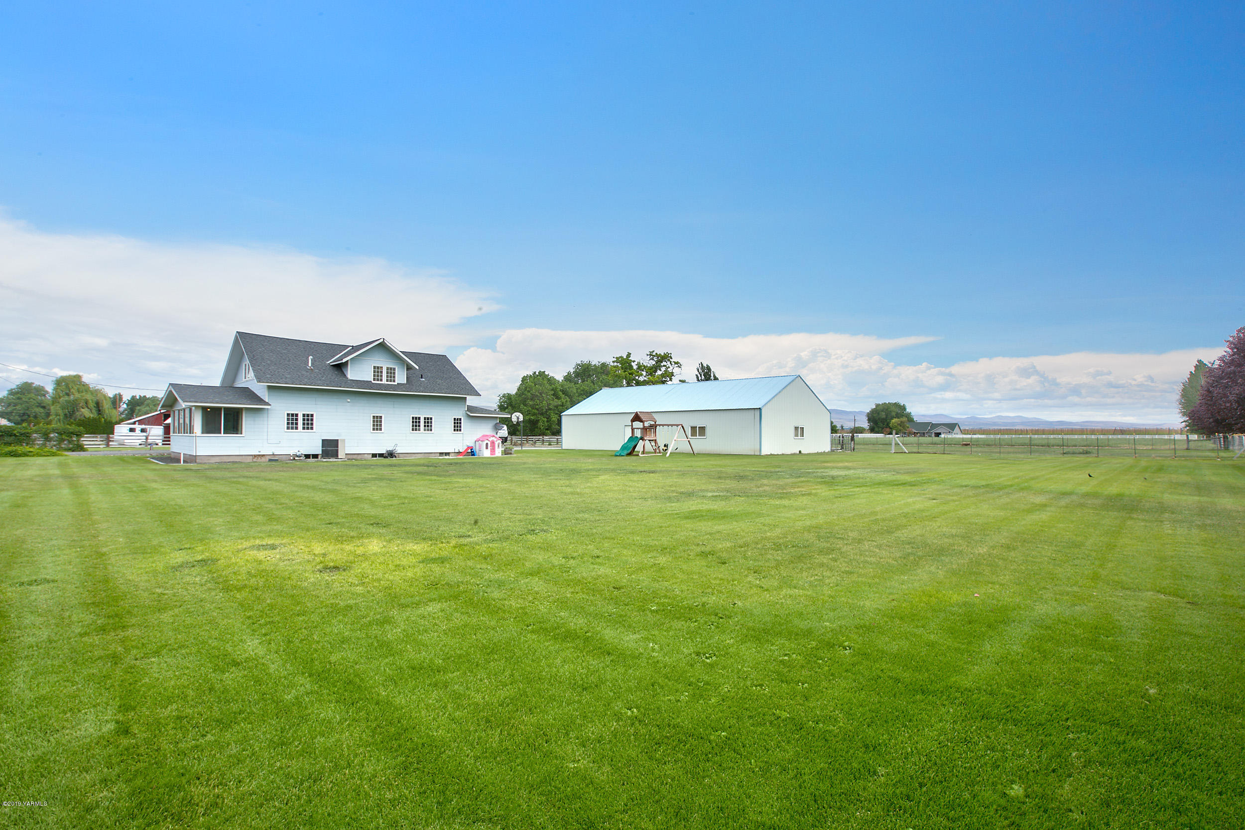 3551 Birchfield Road Moxee, WA 98936 - Photo 4 of 24 a view of a house with a big yard