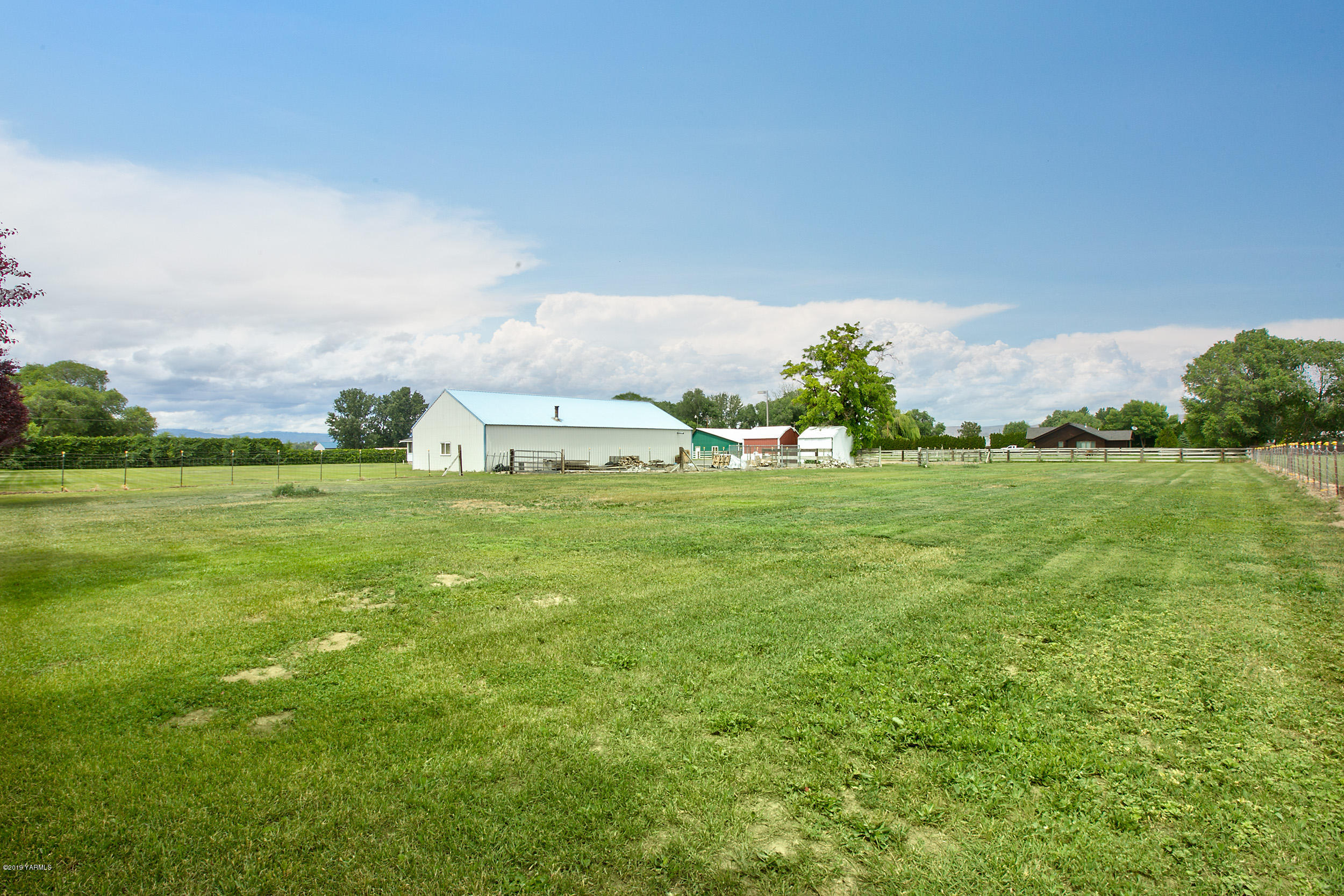 3551 Birchfield Road Moxee, WA 98936 - Photo 5 of 24 a backyard with grassy field