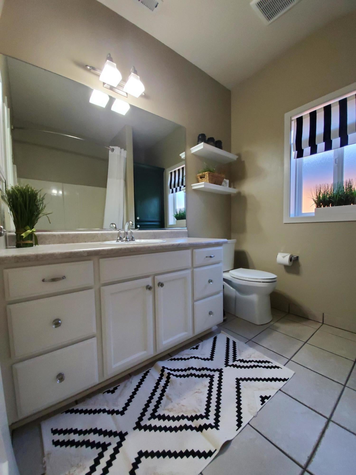 863 South Haskell Street Central Point, OR 97502 - Photo 30 of 38 Guest Bath Sink