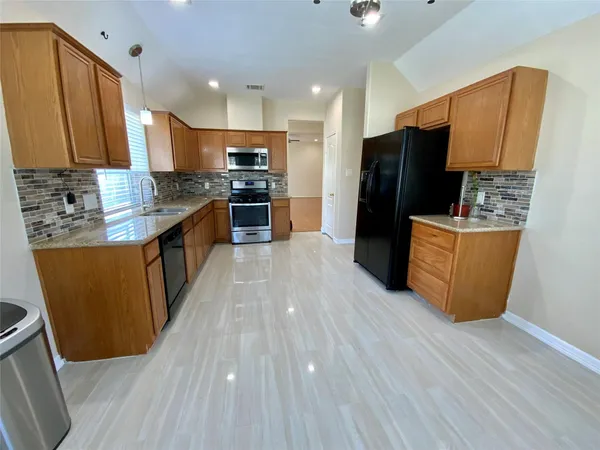 $2,550 | 8310 Diamond Way Court, Pearland, TX 77584