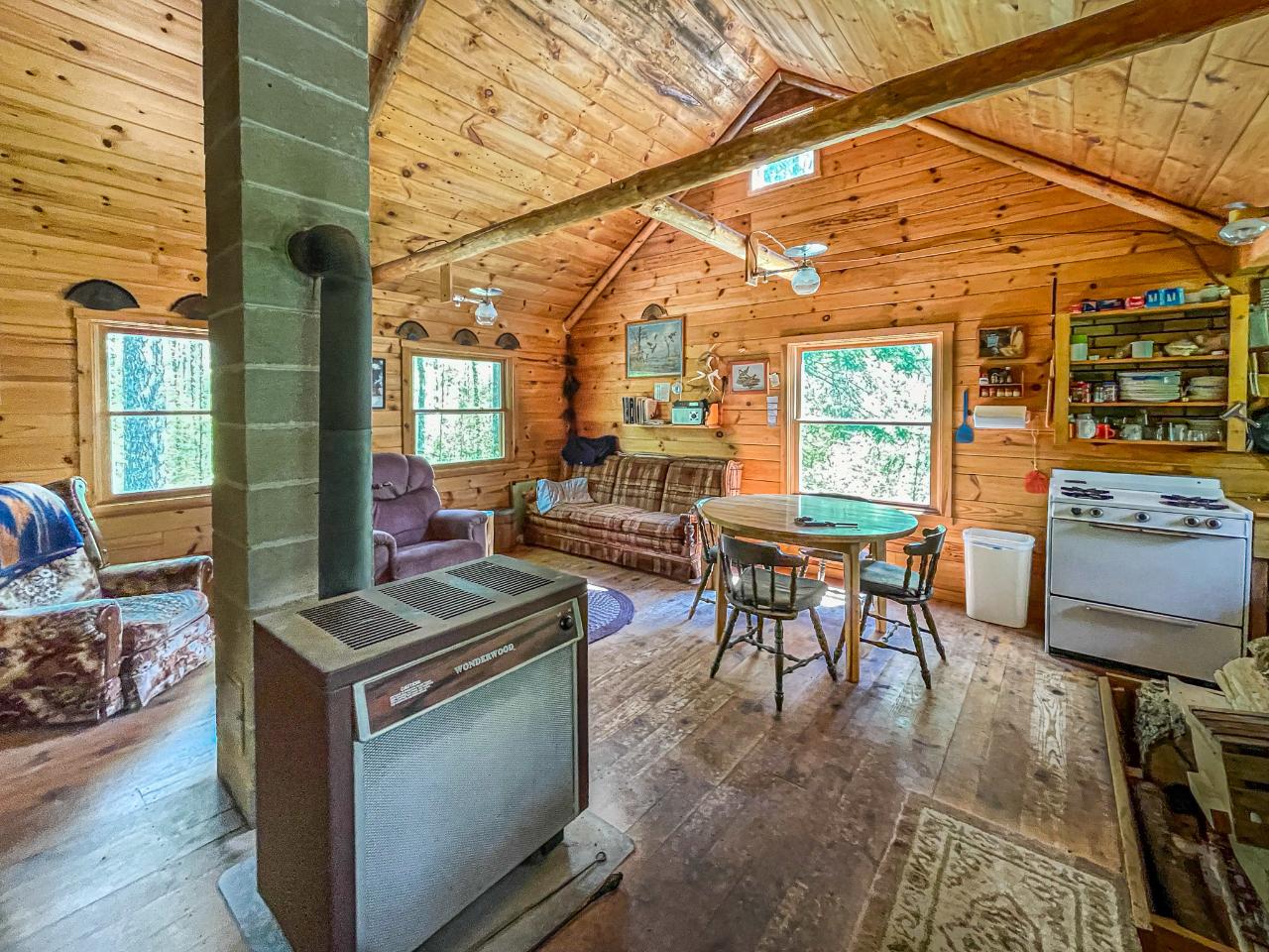 8752 North Kichak Road Hurley, WI 54534 - Photo 3 of 17 Gallery Image 3
