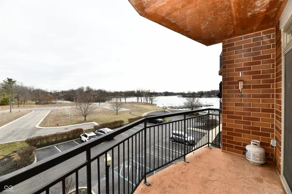 $355,000 | 20971 Shoreline Court, Unit 302, Noblesville, IN 46062