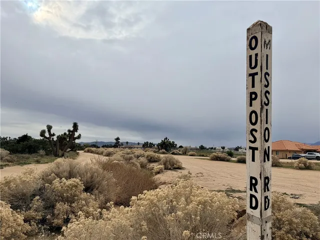 a view of a pathway with a yard