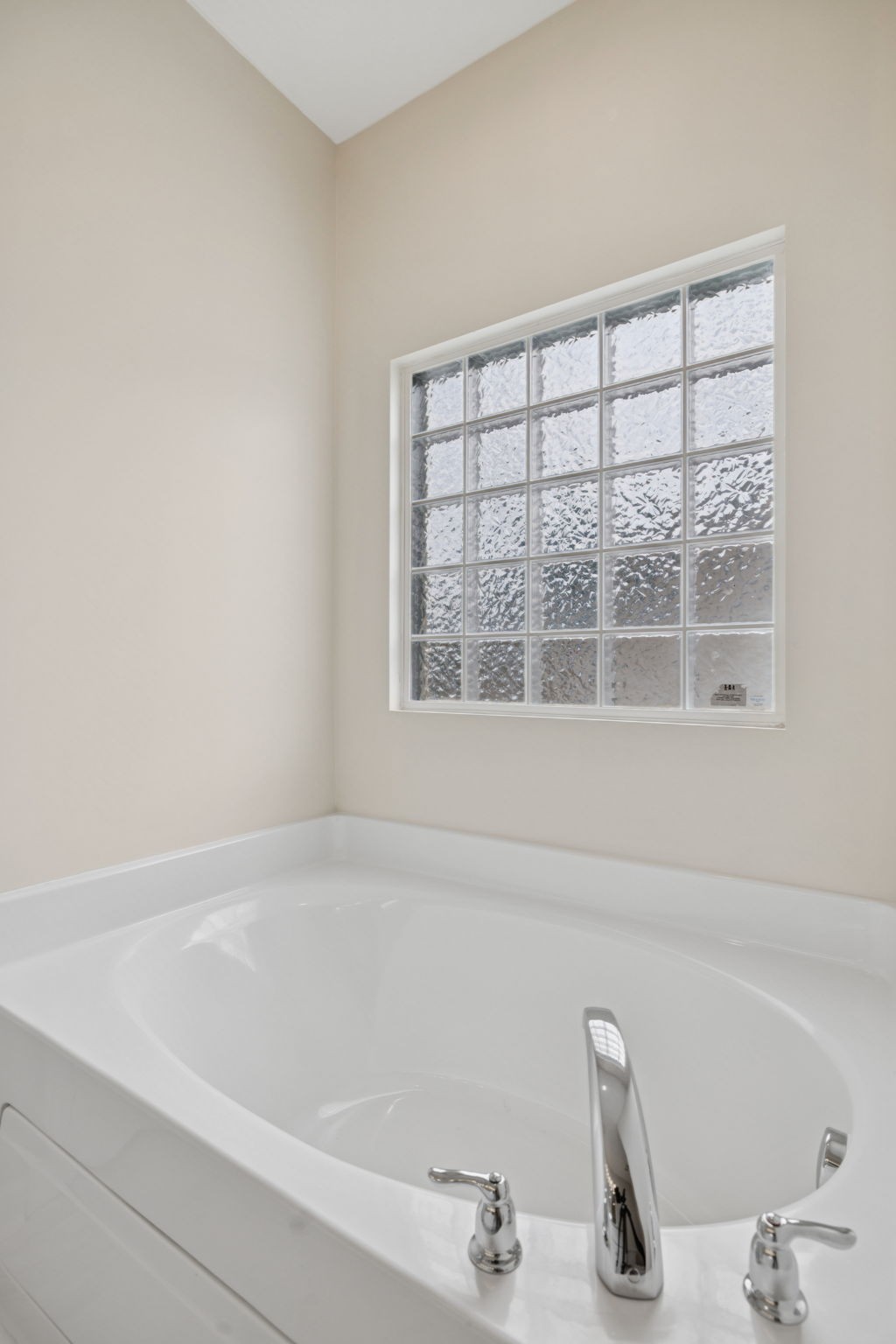 4060 Sequoia Trail Spring Hill, TN 37174 - Photo 21 of 41 a bathroom with a bathtub