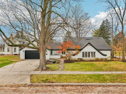 $385,000 | 812 Center Street, Lake Geneva, WI 53147