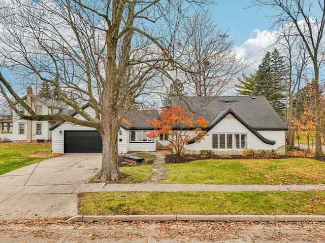 $385,000 | 812 Center Street, Lake Geneva, WI 53147