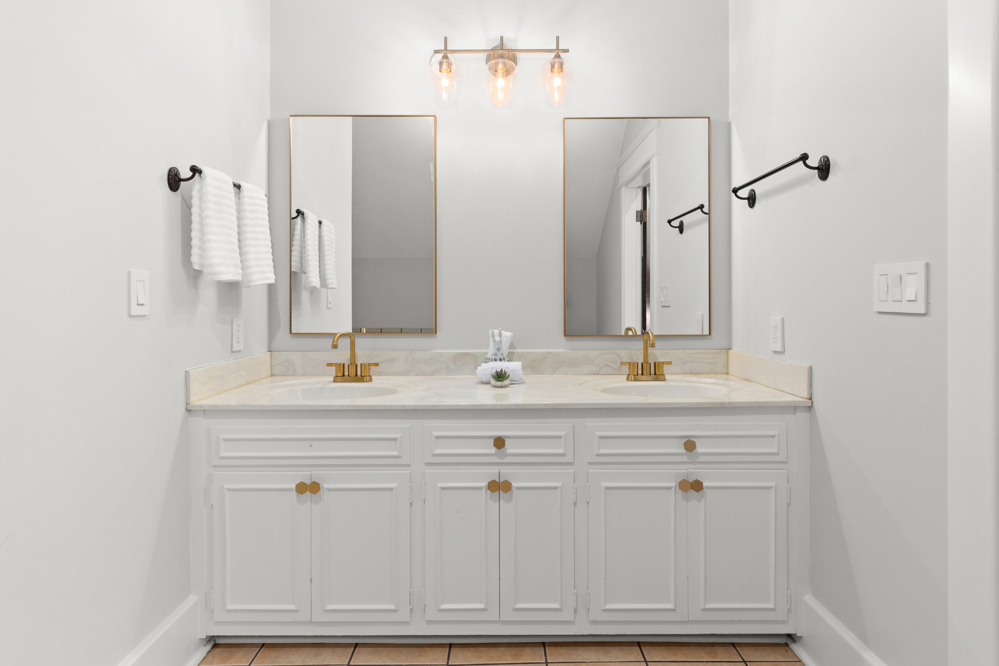 912 South Douglas Avenue Nashville, TN 37204 - Photo 26 of 34 a bathroom with double vanity sink and a mirror