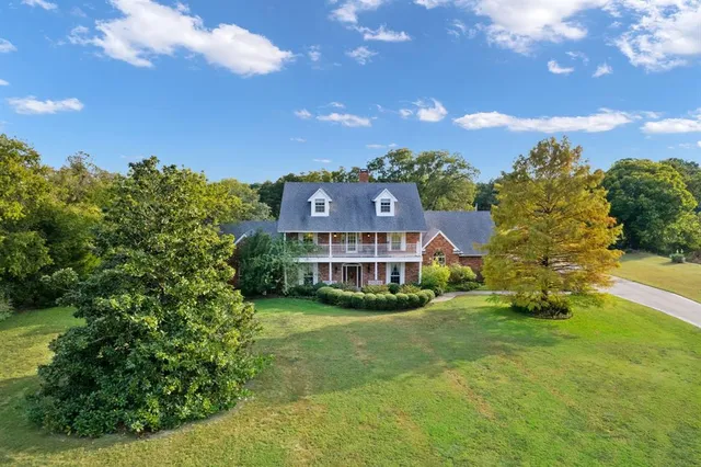 a view of a house with a big yard