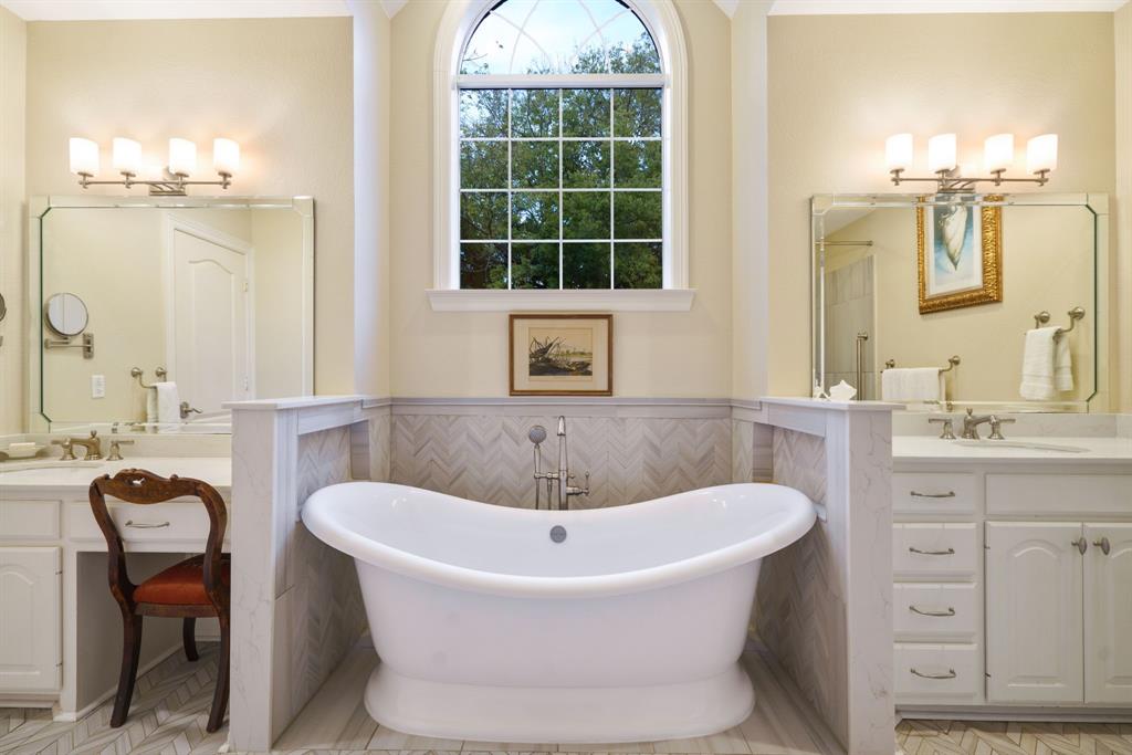 636 East Tripp Road Sunnyvale, TX 75182 - Photo 12 of 40 a bathroom with a tub sink and mirror