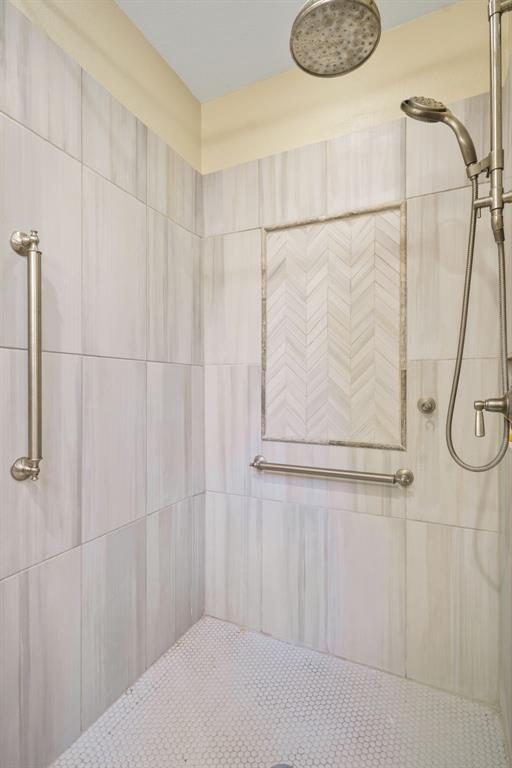 636 East Tripp Road Sunnyvale, TX 75182 - Photo 14 of 40 a view of a bathroom