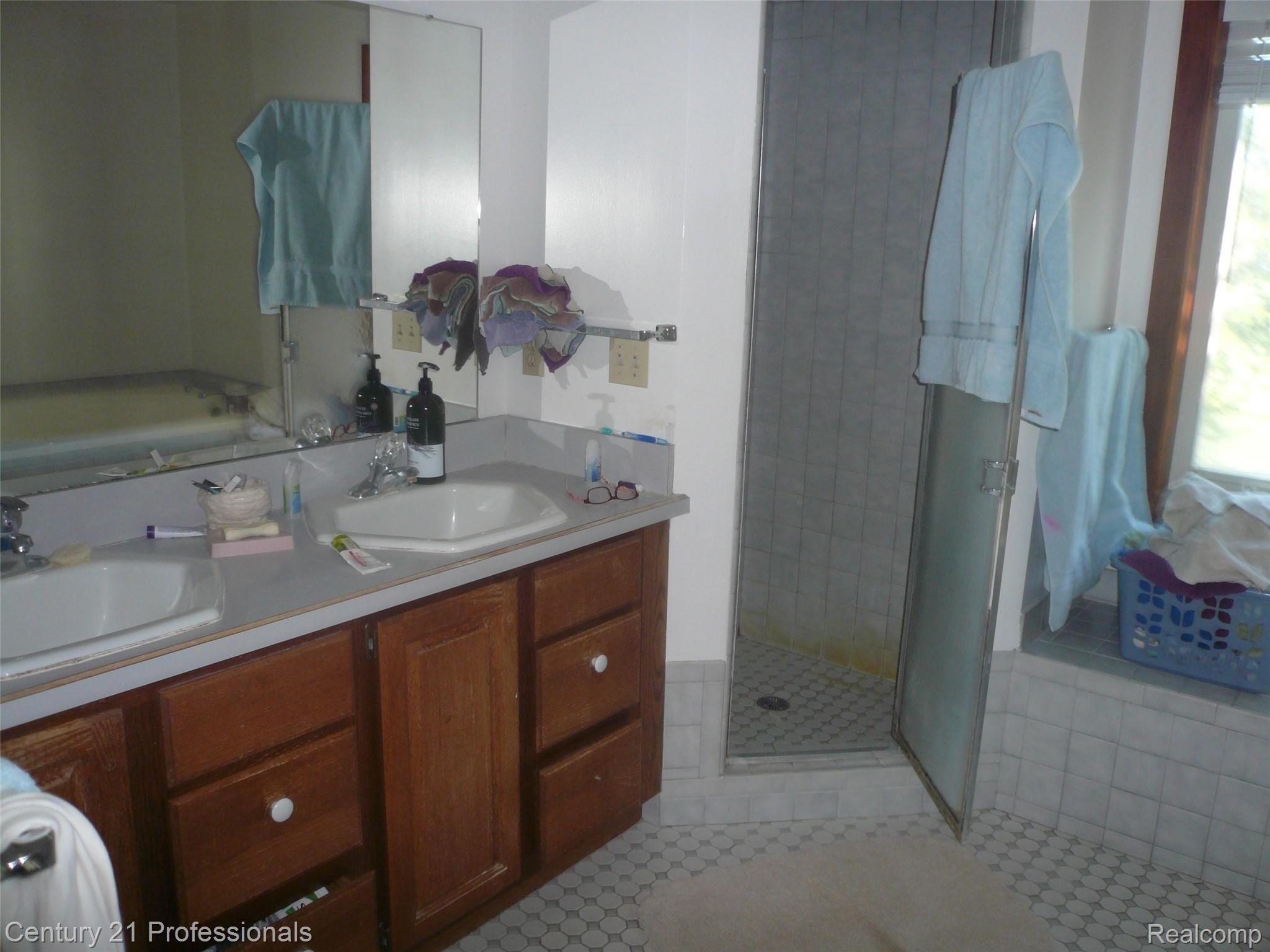 375 Olivewood Court Rochester, MI 48306 - Photo 19 of 49 Master Bathroom