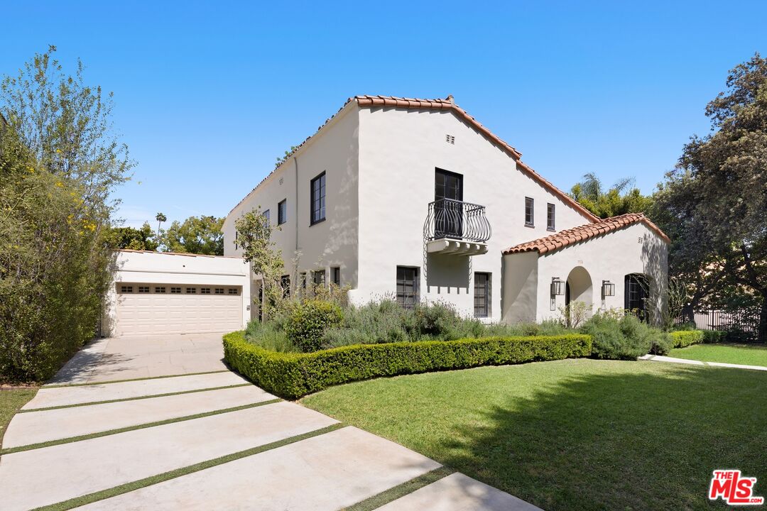 712 North Rodeo Drive Beverly Hills, CA 90210 - Photo 35 of 36 a front view of a house with a yard