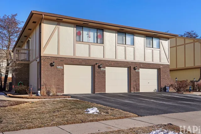 $2,100 | 642 Whalom Lane, Unit 12A, Schaumburg, IL 60173
