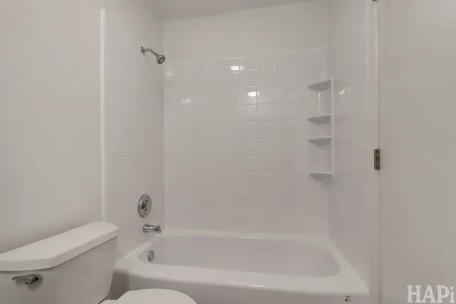 $2,100 | 642 Whalom Lane, Unit 12A, Schaumburg, IL 60173