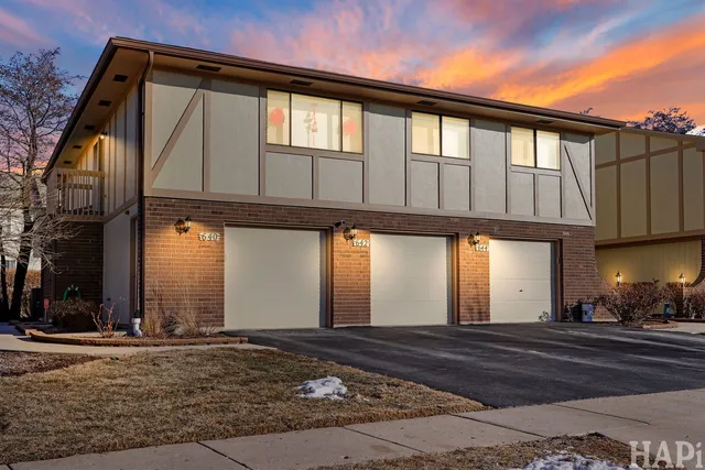$2,100 | 642 Whalom Lane, Unit 12A, Schaumburg, IL 60173
