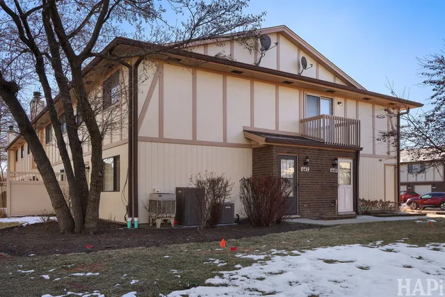 $2,100 | 642 Whalom Lane, Unit 12A, Schaumburg, IL 60173