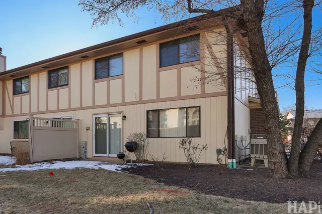 $2,100 | 642 Whalom Lane, Unit 12A, Schaumburg, IL 60173