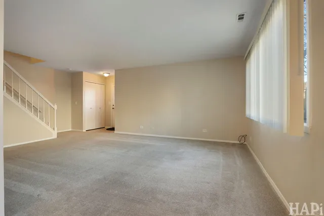 $2,100 | 642 Whalom Lane, Unit 12A, Schaumburg, IL 60173