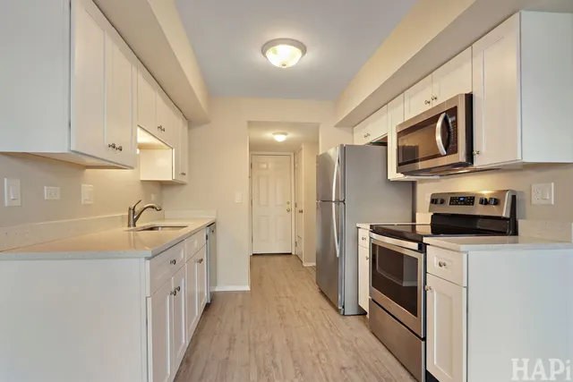 $2,100 | 642 Whalom Lane, Unit 12A, Schaumburg, IL 60173