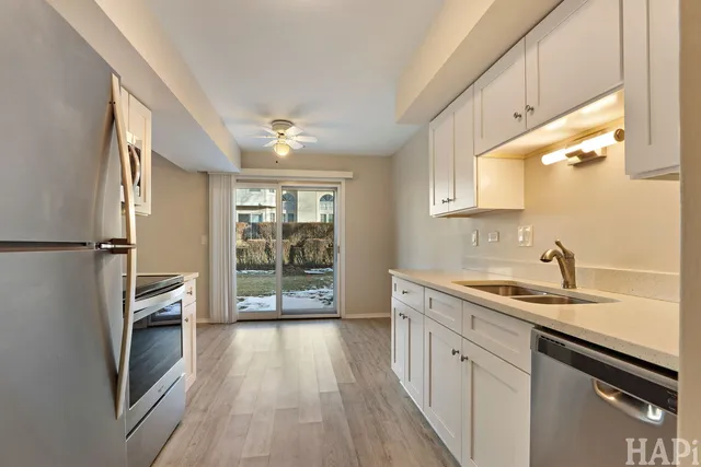 $2,100 | 642 Whalom Lane, Unit 12A, Schaumburg, IL 60173