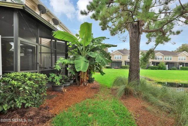 a view of a yard with a house