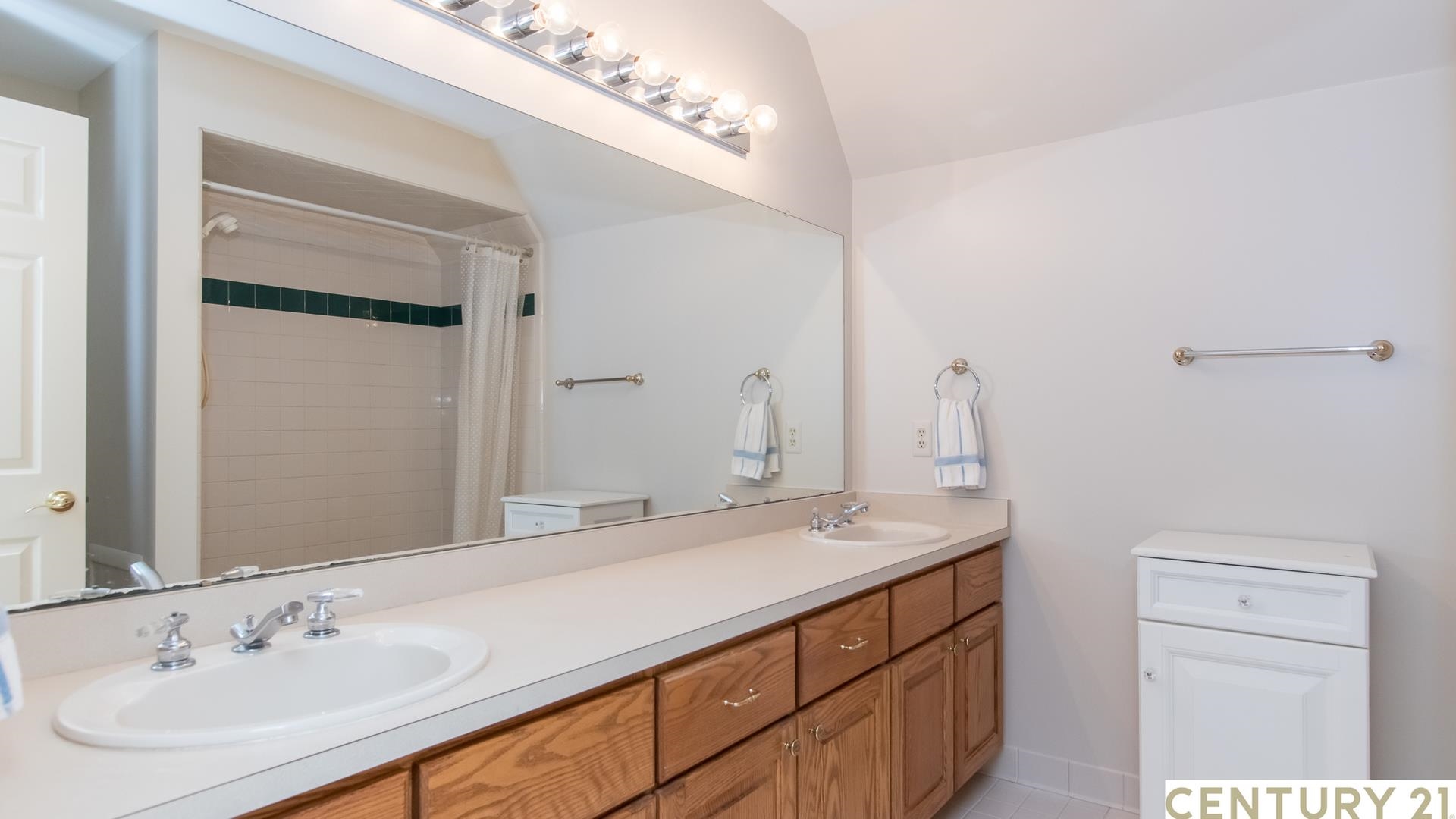 396 Oakbridge Drive Rochester, MI 48306 - Photo 84 of 99 50121464-83.JPG