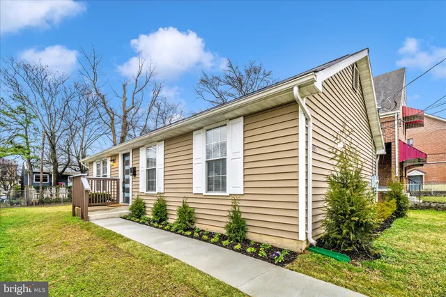a view of a house with a yard
