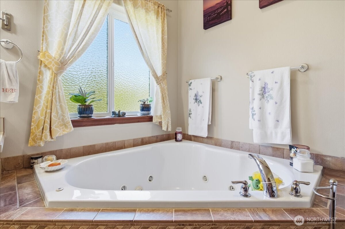 2304 Road 52 Pasco, WA 99301 - Photo 21 of 39 a bathroom with bathtub and window